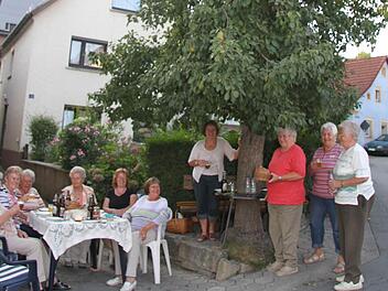 Beim Birnbaam-Bänkla ist immer etwas los: Jeden Abend treffen sich dort die Kupferbergerinnen - und sehr häufig wird auch groß aufgetischt. Foto: Sonny Adam