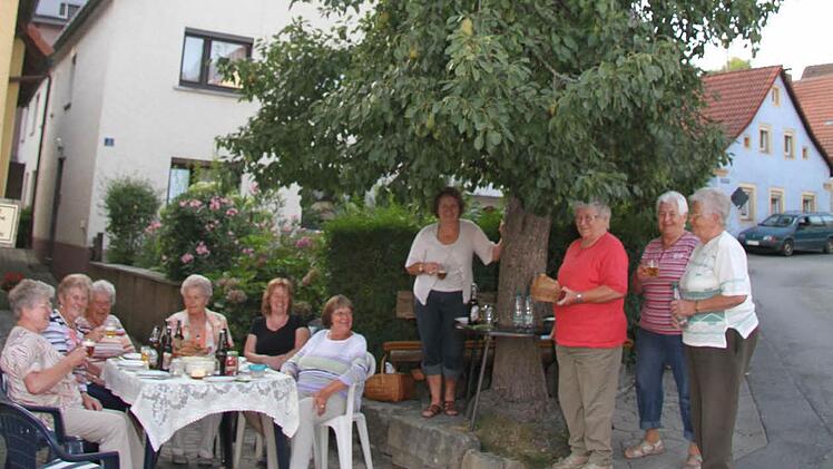Beim Birnbaam-Bänkla ist immer etwas los: Jeden Abend treffen sich dort die Kupferbergerinnen - und sehr häufig wird auch groß aufgetischt. Foto: Sonny Adam
