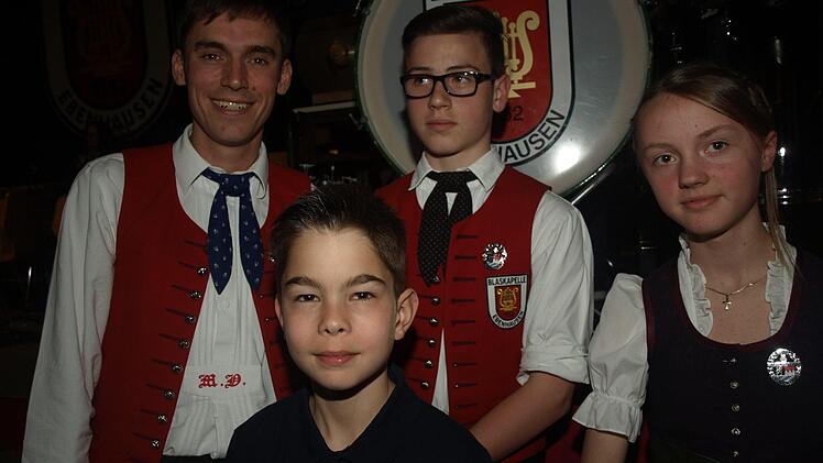 Zu erfolgreichen Leistungsprüfungen gratulierte Vorsitzender Matthias Dees (von links) Julius Strobel (vorne) sowie Sebastian Schubert und Franziska Stahl. Foto: Stefan Geiger