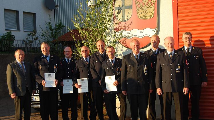 von links Thomas Bold, Rainer Förg (aus Einraffshof, 25 Jahre),Dirk Schuhmann (Schondra, 25 Jahre), Oskar Gerlach (SChönderling 40 Jahre), Ottmar Martin, Karl-Heinz Metz (beide SChondra, 40 Jahre), Hans Kober, Reiner Morshäuser, Armin Vogler (alle Singenrain, 40 Jahre), Marco Brust (Kreisbrandinspektor) Foto: Isabell Gerr