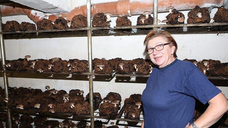 Oma Inge vor den Kellerregalen mit dem Pilzsubstrat. Foto: Barbara Herbst