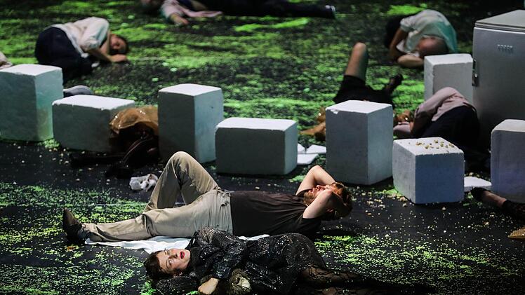 Die Oper "Aufstieg und Fall der Stadt Mahagonny" von Bert Brecht und Kurt Weill feierte Premiere am Landestheater Coburg. Regie führte Konstanze Lauterbach.Foto: Henning Rosenbusch