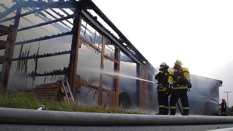 Die Feuerwehren beim Löschen des Scheunenbrandes. Foto: Marco Meißner