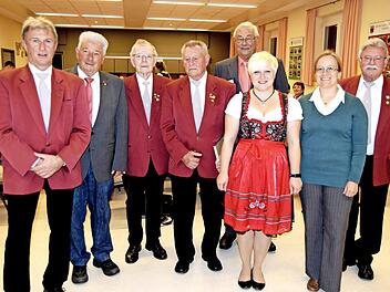 Ehrungen für verdiente Sänger (von links): Eduard Meixner, Winfried Weinbeer, Ehrenchorleiter Reinhold Höhn, Herrmann Rößner, Rudi Körner, Manuela Söllner, Andrea Wilder und Jürgen Thorandt  Foto: Andreas Welz