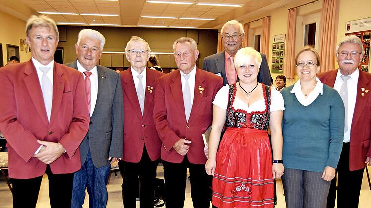 Ehrungen für verdiente Sänger (von links): Eduard Meixner, Winfried Weinbeer, Ehrenchorleiter Reinhold Höhn, Herrmann Rößner, Rudi Körner, Manuela Söllner, Andrea Wilder und Jürgen Thorandt  Foto: Andreas Welz