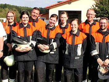 Die erfolgreiche Geutenreuther Wehr mit (von links) Kreisbrandmeister Richard Dumsky, Kreisbrandmeister Matthias M&uuml;ller, Schiedsrichter Roland Dauer sowie (von rechts) Kreisbrandinspektor Thilo Kraus, dem Vorsitzenden der Feuerwehr, Ingo B&auml;uerle, und dem Kommandanten Alexander Hofmann Foto: Roland Dietz