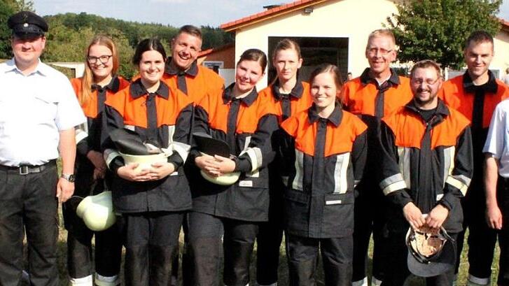 Die erfolgreiche Geutenreuther Wehr mit (von links) Kreisbrandmeister Richard Dumsky, Kreisbrandmeister Matthias M&uuml;ller, Schiedsrichter Roland Dauer sowie (von rechts) Kreisbrandinspektor Thilo Kraus, dem Vorsitzenden der Feuerwehr, Ingo B&auml;uerle, und dem Kommandanten Alexander Hofmann Foto: Roland Dietz