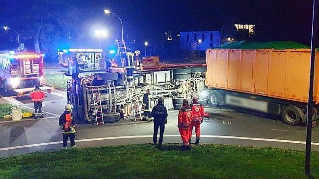 Drei Stunden lang war der Kreisverkehr in Steinbach am Wald gesperrt, nachdem das Zugfahrzeug eines Lastzuges auf die Seite gekippt war.  Foto: Polizei