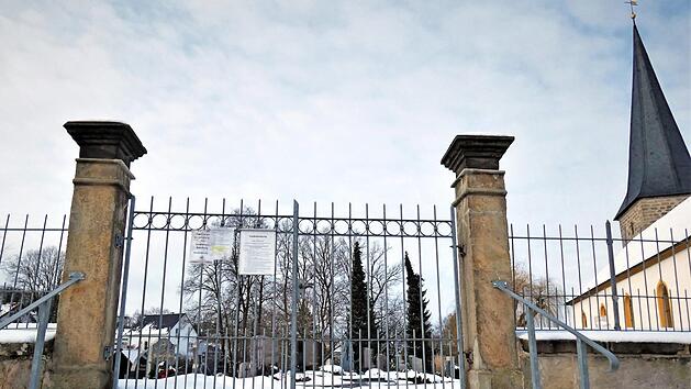 Die Sandsteintreppe am Eingang zum Friedhof mit ihrem Geländer sorgte in der Sitzung des Gemeinderates Himmelkron für mächtigen "Zündstoff".