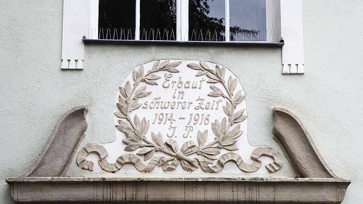 Kartusche mit Inschrift in der Mühlgasse - errichtet wurde das Gebäude von Johann Michael Probst.Foto: Jochen Berger