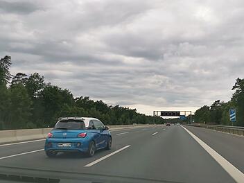 Gefährliche Steinewerfer an A3 in Franken unterwegs: Auto von 21-Jähriger getroffen