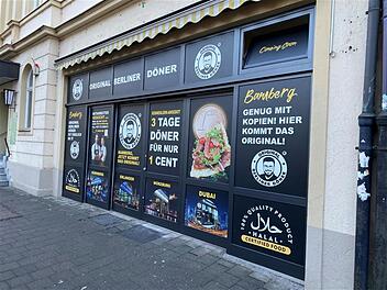 Ein neuer "Original Berliner Döner" Laden in Bamberg bietet drei Tage lang Döner für 1 Cent an. Werbung zeigt das Angebot und die Eröffnung. Halal-Siegel sichtbar.