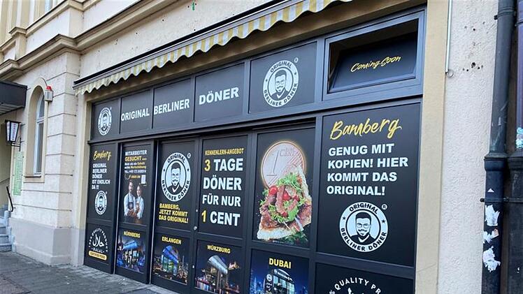 Ein neuer "Original Berliner Döner" Laden in Bamberg bietet drei Tage lang Döner für 1 Cent an. Werbung zeigt das Angebot und die Eröffnung. Halal-Siegel sichtbar.