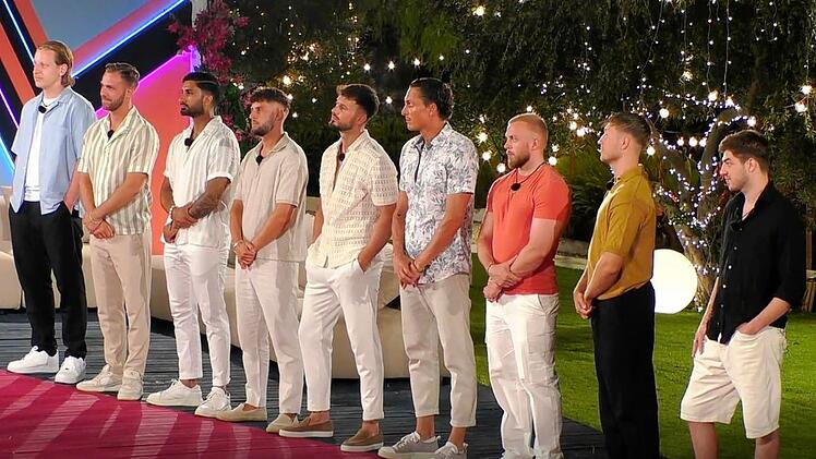 Kein Interesse mehr an Lucas (rechts) und Pit (3. von rechts) bringt Karina dazu, die beiden Kandidaten beim Showdown aus der Villa zu wählen. Allerdings sind beide ehrliche Singles. "Meine Menschenkenntnis hat mich verlassen", zeigt sich Karina geschockt von der Tatsache, dass immer noch vergebene Männer in der Villa sind.