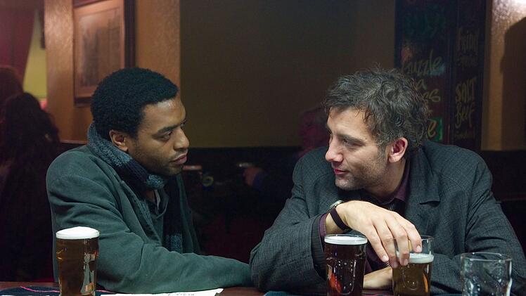 In "Children of Men" m&uuml;ssen Polit-Aktivist Luke (Chiwetel Ejiofor, links) und Theo (Clive Owen) eine schwangere Frau retten.