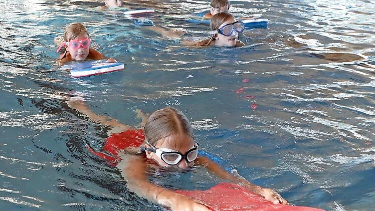 Schwimmkurse f&uuml;r Kinder sind begehrt.
