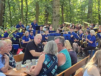 Brotzeit, Bier und im Hintergrund die Adelsdorfer Musikanten xxxJohanna Blum/Archiv