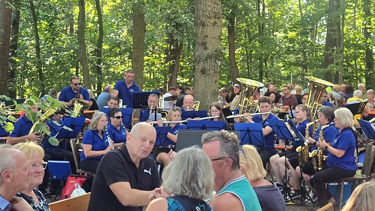 Brotzeit, Bier und im Hintergrund die Adelsdorfer Musikanten xxxJohanna Blum/Archiv