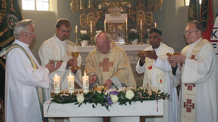 Johannes Saffer (M.) bei seinem ersten Gottesdienst als Diakon.