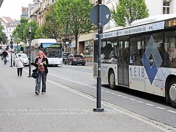 "Rendezvous-System" nennt sich das Prinzip, nach dem die Coburger Buslinien getaktet sind: Eine zentrale Haltestelle - in Coburg der Theaterplatz - wird von mehreren Linien gleichzeitig angefahren. Weil alle Linien durch die Mohrenstraße hin- oder wegfahren müssen, begegnet man dort oft mehreren Bussen hintereinander. Foto: Natascha Schwesinger