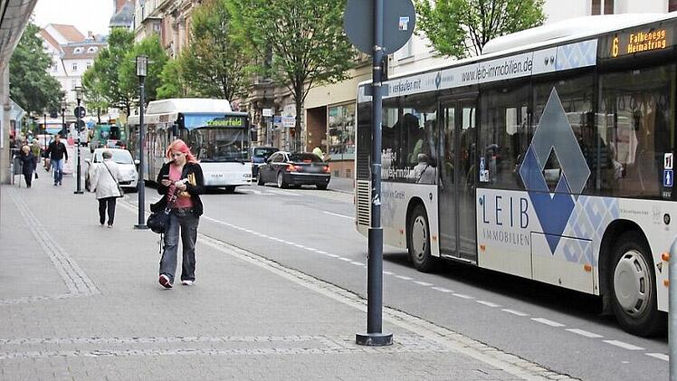 "Rendezvous-System" nennt sich das Prinzip, nach dem die Coburger Buslinien getaktet sind: Eine zentrale Haltestelle - in Coburg der Theaterplatz - wird von mehreren Linien gleichzeitig angefahren. Weil alle Linien durch die Mohrenstraße hin- oder wegfahren müssen, begegnet man dort oft mehreren Bussen hintereinander. Foto: Natascha Schwesinger