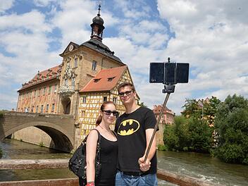 Und das Alte Rathaus darf mit aufs Bild. So wie Lisa und Robin kann man den Selfiestick einsetzen. Aber er taugt, wenn's sein muss, auch als ...