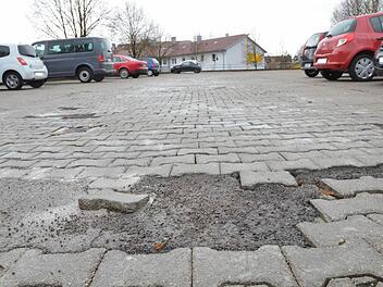 Das marode Pflaster auf dem Parkdeck in der Mecklenburger Straße soll in diesem Jahr durch einen Asphaltbelag ersetzt werden. Foto: Rainer Lutz