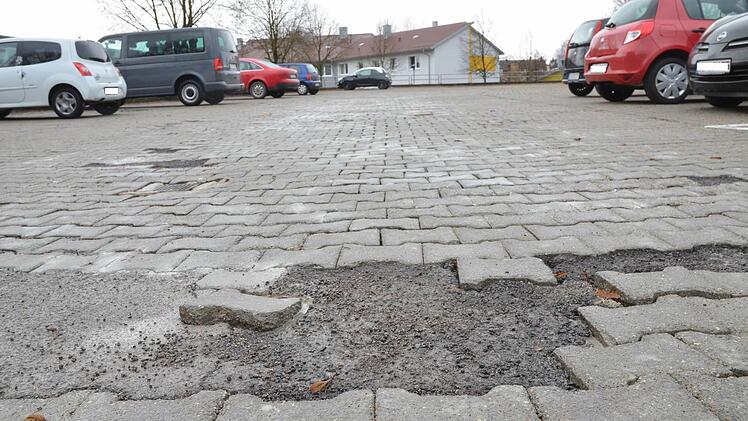 Das marode Pflaster auf dem Parkdeck in der Mecklenburger Straße soll in diesem Jahr durch einen Asphaltbelag ersetzt werden. Foto: Rainer Lutz