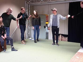 Intensiv gestalten sich momentan die Probenarbeiten der Theatergruppe "Kompass". Selbst in den Schulferien üben die Bad Brückenauer Gymnasiasten. Ensemble-Leiter Dirk Hönerlage (links) spielt mit den Akteuren jede Szene im Detail durch. Foto: Rolf Pralle