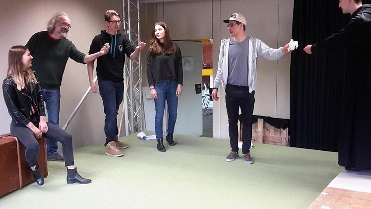 Intensiv gestalten sich momentan die Probenarbeiten der Theatergruppe "Kompass". Selbst in den Schulferien üben die Bad Brückenauer Gymnasiasten. Ensemble-Leiter Dirk Hönerlage (links) spielt mit den Akteuren jede Szene im Detail durch. Foto: Rolf Pralle