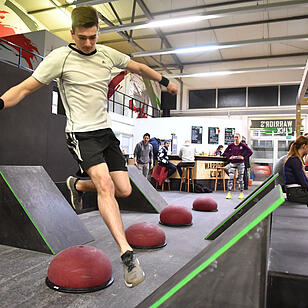 Franken-Ninjas - Drei Sportler aus der Region testen die Hindernis-Sporthalle "Warriors Luck" in Erlangen