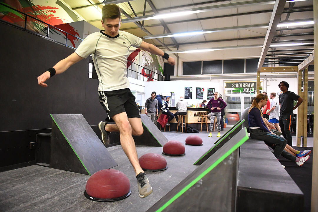 Franken-Ninjas - Drei Sportler aus der Region testen die Hindernis-Sporthalle "Warriors Luck" in Erlangen
