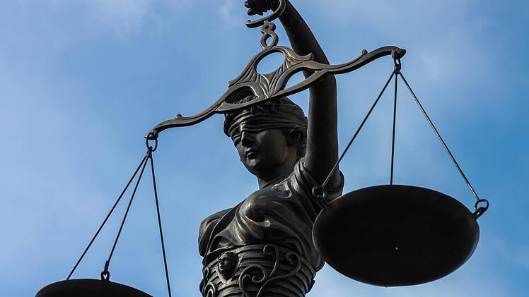 Mit einem blauen Auge davon kam ein 19-J&auml;hriger, der sich wegen einer Trunkenheitsfahrt zu verantworten hatte. Symbolfoto: Christopher Schulz