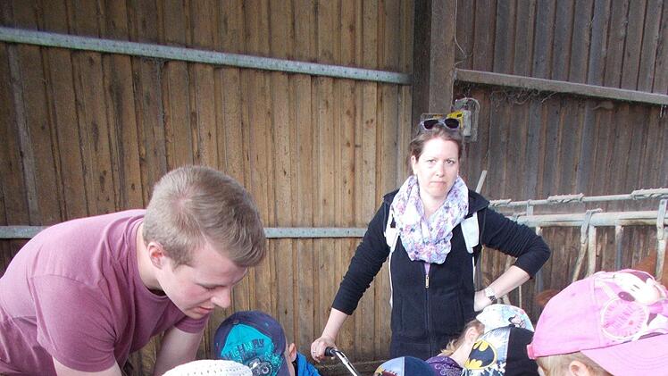 Matthias Kohl erkl&auml;rt den Kindern die Waage. Foto: Elke Schneider