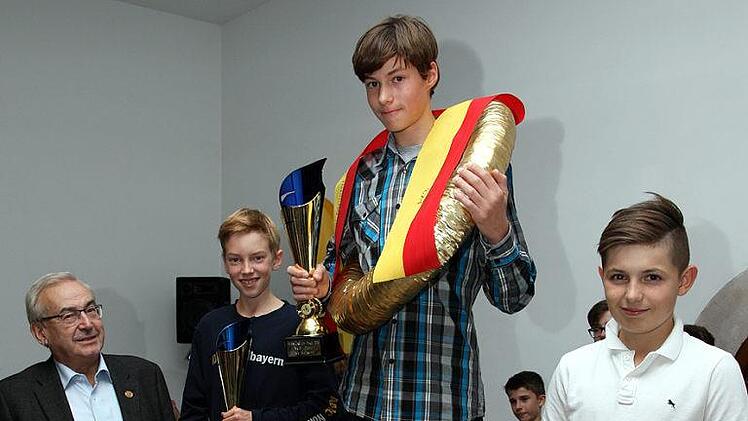 Sieger-AK3: AMSC-Ehrenvorsitzender (von links) gratulierte den Siegern in der Altersklasse 3: Moritz Terhar, Ivo Schwinn und Max Kilchert.Foto: Karlheinz Franz