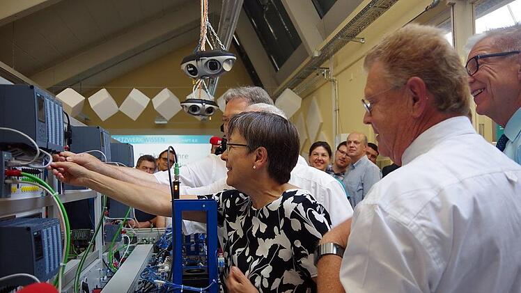 Am Montag wurde die neue "Industrie 4.0"-Produktionsanlage in den Werkstätten der Kronacher Berufsschule vorgestellt und offiziell in Betrieb genommen. Durch einen symbolischen Knopfdruck nahmen Regierungspräsidentin Heidrun Piwernetz sowie Lichtenfels' stellvertretender Landrat Helmut Fischer  und Kronachs Landrat Klaus Löffler die Anlage offiziell in Betrieb.Heike Schülein