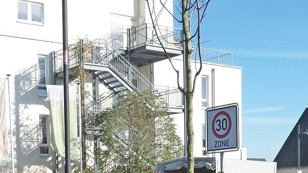 B&uuml;rgermeister Ludwig Nagel und Matthias Gro&szlig;kopf pflanzen den Baum f&uuml;r die Neugeborenen. Foto: Thomas Sch&ouml;bel