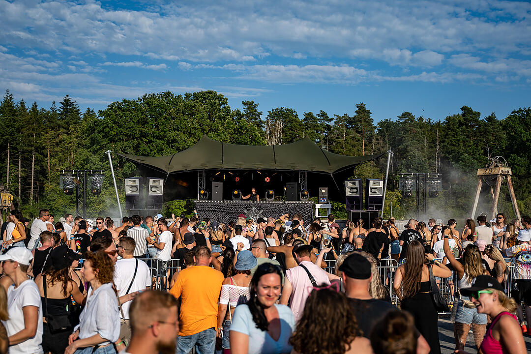 Techno-Musik direkt am Hafenbecken zwischen Kränen und Containern!