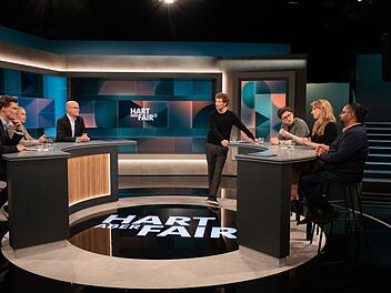 Moderator Louis Klamroth (Mitte) diskutierte Montagabend mit Investor Carsten Maschmeyer (links), Unternehmerin Vera Bökenbrink (zweite von links), CDU-Politiker Ralph Brinkhaus (dritter von links), Juso-Bundesvorsitzenden Philipp Türmer (dritter von rechts), Polit-Ökonomin Maja Göpel (zweite von rechts) und VW-Mitarbeiter Luigi Catapano.