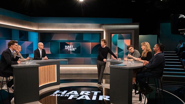 Moderator Louis Klamroth (Mitte) diskutierte Montagabend mit Investor Carsten Maschmeyer (links), Unternehmerin Vera Bökenbrink (zweite von links), CDU-Politiker Ralph Brinkhaus (dritter von links), Juso-Bundesvorsitzenden Philipp Türmer (dritter von rechts), Polit-Ökonomin Maja Göpel (zweite von rechts) und VW-Mitarbeiter Luigi Catapano.