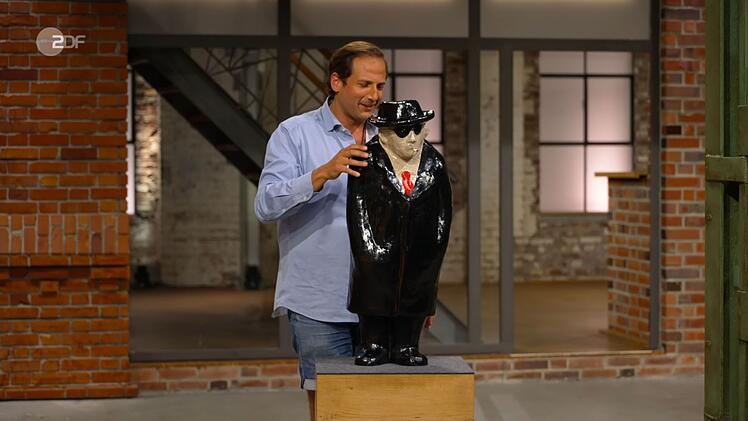 Sabine und Anne, die sich 50 Euro f&uuml;r den 3-Euro-Flohmarktfund erhofften, kl&auml;rten auf: Die Figur stelle einen Detektiv aus einem Film Noir dar.