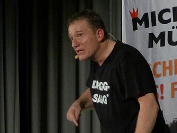 Die Performance ist perfekt geworden: der doppelte Michl Müller bei seinem Auftritt im Kursaal von Bad Bocklet.  Foto: Ahnert