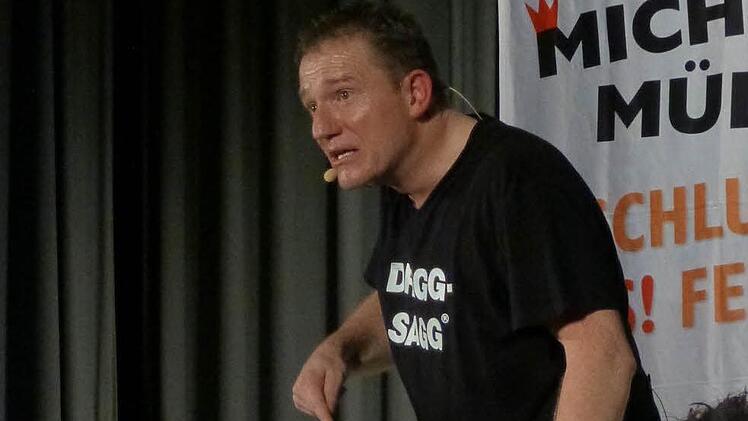 Die Performance ist perfekt geworden: der doppelte Michl Müller bei seinem Auftritt im Kursaal von Bad Bocklet.  Foto: Ahnert