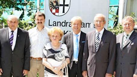 Gruppenbild (von links): Egon Schlereth, Arnold Scheller, Susanna Scherf, Gerhard Vieres, Werner Vogel, und Landrat Thomas Bold.