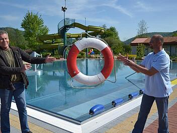 Albrecht Hagen (l.) &uuml;bergibt seinen Job im EbserMare an Attila Grubits.   Foto: p
