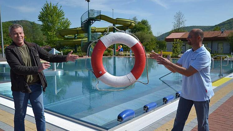 Albrecht Hagen (l.) &uuml;bergibt seinen Job im EbserMare an Attila Grubits.   Foto: p