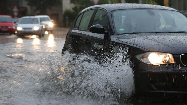 Blitz, Donner, Regen, Hagel: Die Unwetter in Oberfranken haben zahlreiche Bäume entwurzelt, Häuser abgedeckt und Straßen überflutet. Mehrere Keller liefen voll Wasser. Feuerwehr und THW waren mit bis zu 50 Einsätzen beschäftigt. Foto: News5/Herse