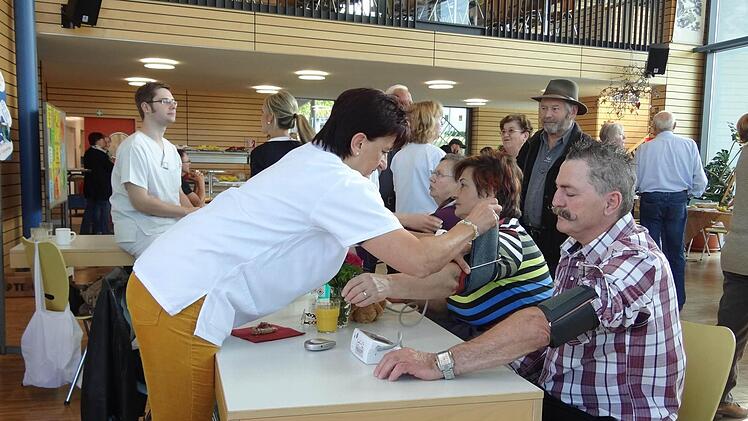 Beim Gesundheitstag Ebern konnten sich die Besucher nicht nur über gesunde Ernährung und Pflegeprodukte für Diabetiker informieren, sondern sich auch einen Kuchen schmecken und den Blutdruck messen lassen. Das Pflegepersonal des Haus Ebern der Haßberg-Kliniken informierte ausführlich über die verschiedenen Messwerte.  Foto: Johanna Eckert