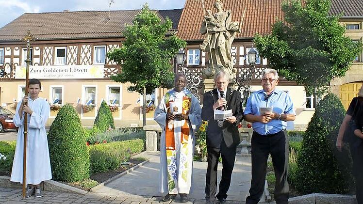250 Jahre Marienstatue am Rattelsdorfer Marktplatz - ein Grund für kirchliche und politische Gemeinde, zu feiern. Foto: Renate Neubecker