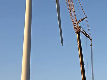 Auf dem gleichen Höhenzug wie das Lichtensteiner Projekt laufen seit 1999 - fast ohne Pannen (siehe Foto, als im März 2012 ein Rotorblatt nach einem Blitzeinschlag brach) - zwei Windräder auf dem Bretzenstein und werfen auch üppig Renditen ab. FT-Archivfoto: Ralf Kestel